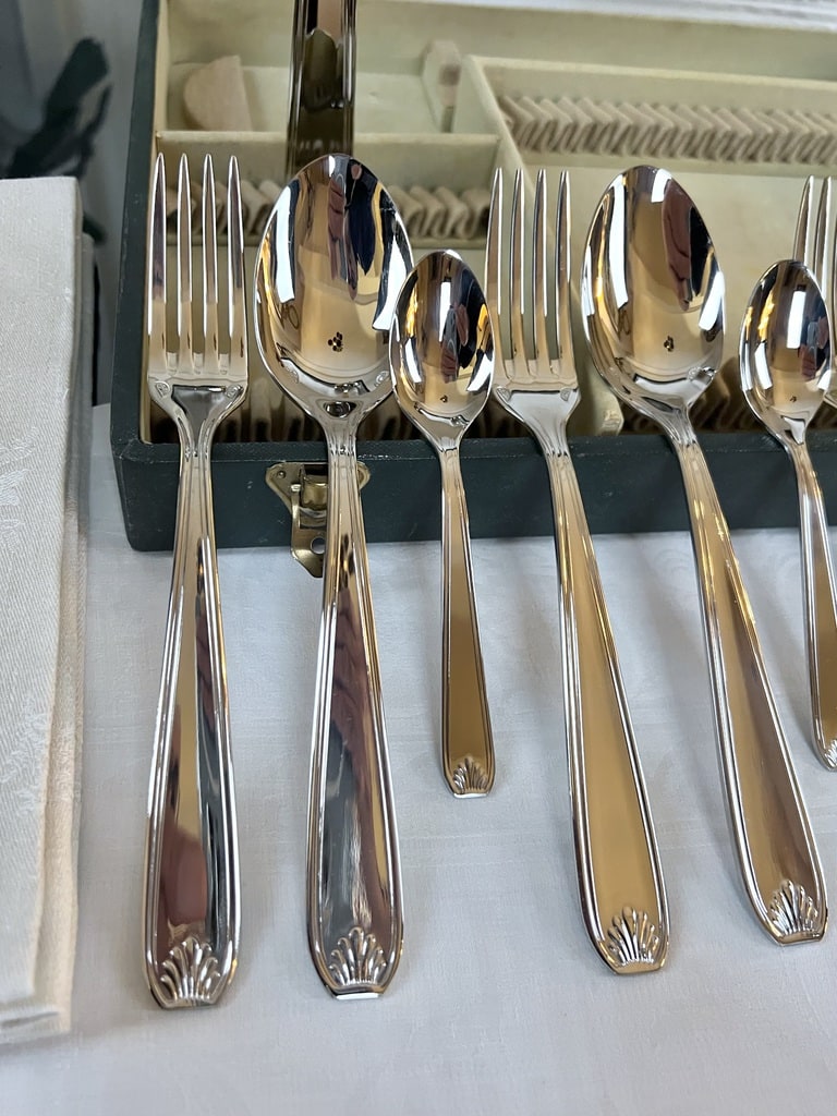 couverts-vintage-en-acier-inoxydable-menagere-coffret-couverts-art-de-la-table-brocante-antiquites