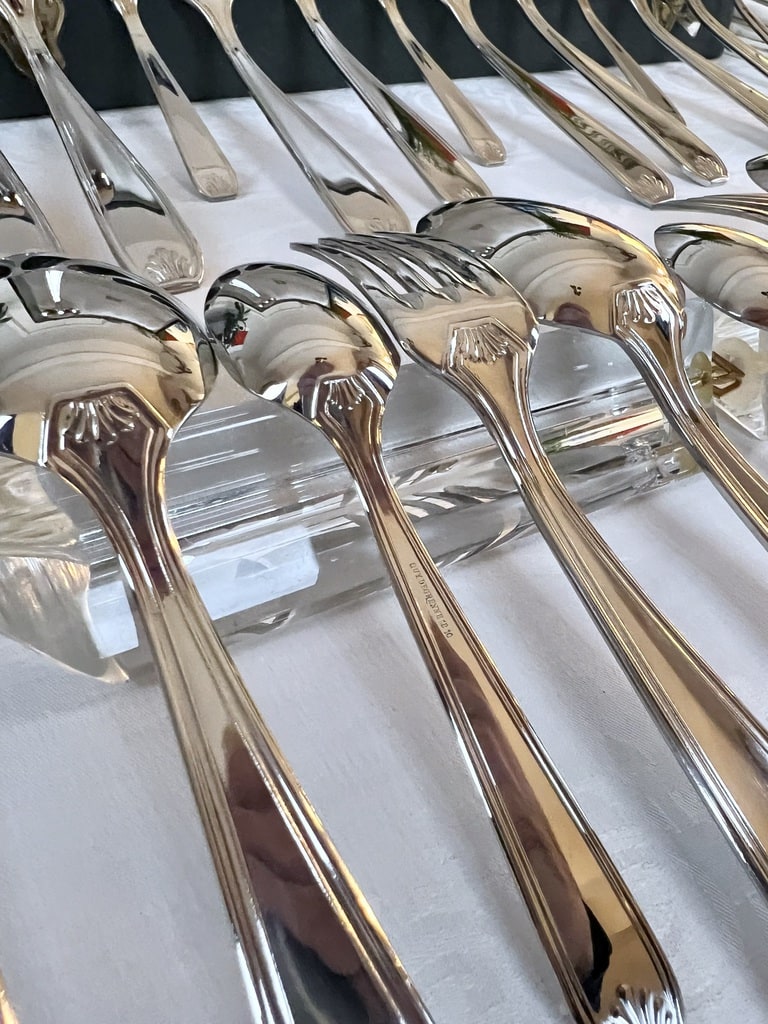 couverts-anciens-style-classique-menagere-acier-inoxydable-coffret-rangement-vaisselle-ancienne-brocante-en-ligne