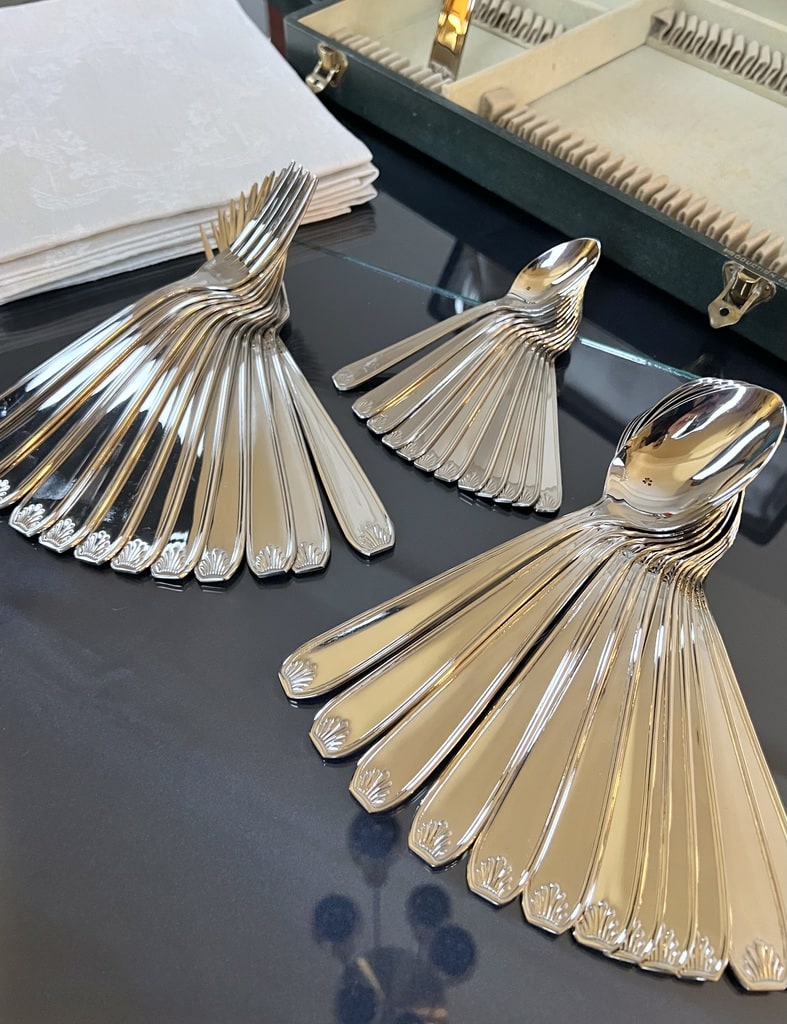 menagere-en-acier-inoxydable-guy-degrenne-style-classique-modele-coquille-fourchettes-cuilleres-potage-dessert-art-de-la-table-brocante-en-ligne