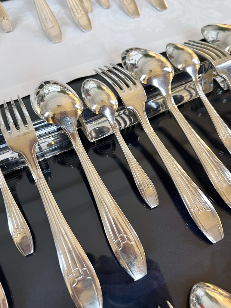 couverts-metal-argente-epoque-art-deco-coffret-ecrin-rangement-cuilleres-fourchettes-elements-de-service-brocante-antiquites