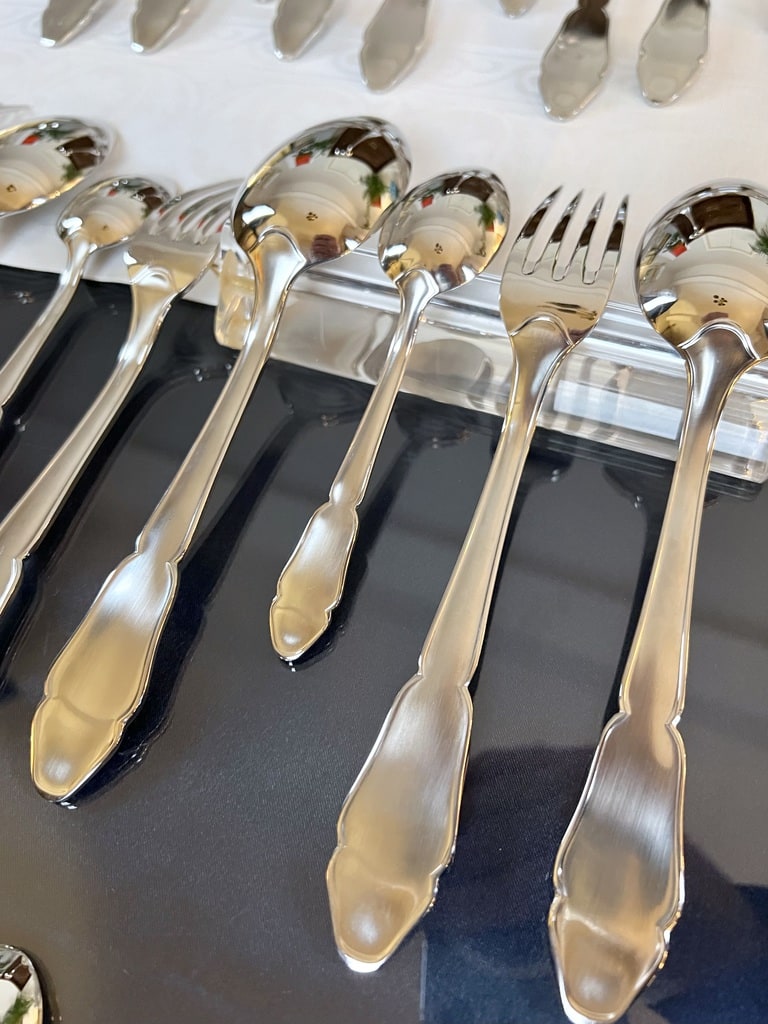 couverts-de-table-menagere-inox-metal-mat-brillant-poli-et-depoli-fourchettes-cuilleres-potage-dessert-brocante-art-de-la-table