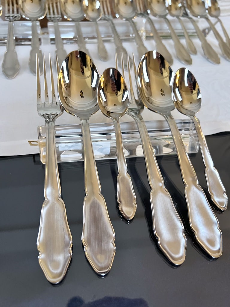 couverts-en-acier-inoxydable-fourchettes-cuilleres-style-classique-vaisselle-de-table-brocante-en-ligne