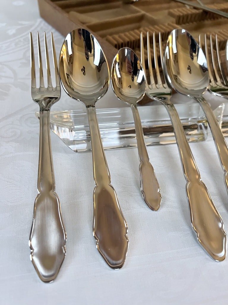 couverts-en-acier-inoxydable-menagere-complete-fourchettes-cuilleres-louche-de-service-brocante-en-ligne