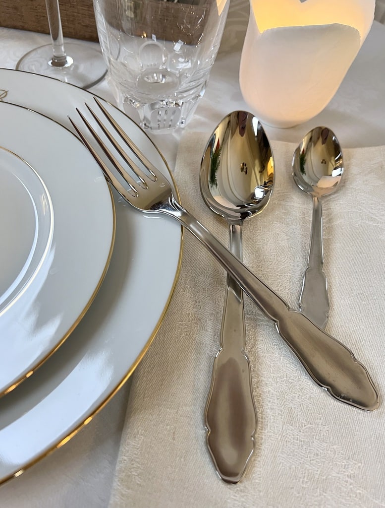 couverts-acier-inoxydalbe-effet-mat-brillant-vaisselle-de-style-classique-avec-coffret-rangement-brocante-en-ligne