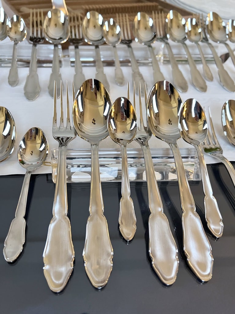 couverts-de-table-en-acier-inoxydable-coffret-menagere-fourchettes-cuilleres-brocante-vaisselle