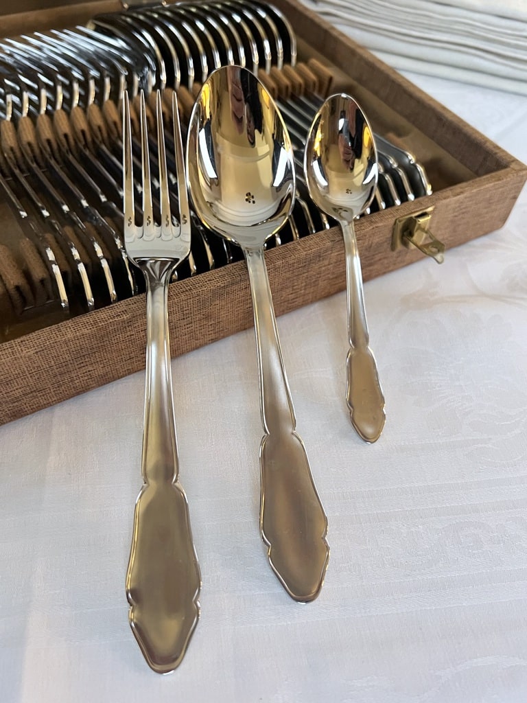 fourchette-cuilleres-potage-et-dessert-en-acier-inoxydable-mat-brillant-vaisselle-art-de-la-table-brocante-en-ligne