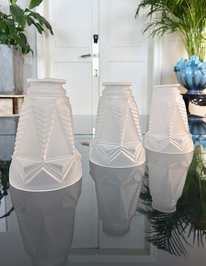 3-tulipes-art-deco-verre-depoli-decor-geometrique-lampe-20e-siecle-lustre-antiquites-brocante