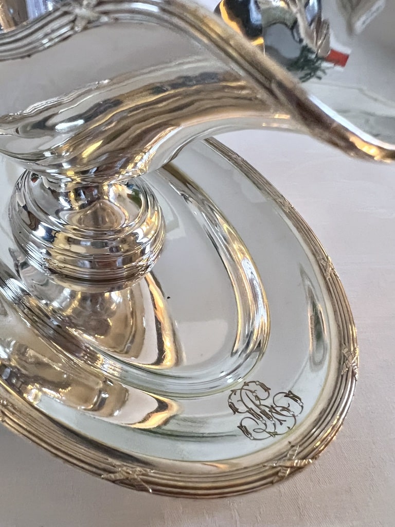 sauciere-a-plateau-metal-argente-monogrammes-roux-marquiand-accessoire-de-table-vaisselle-ancienne-antiquites-brocante