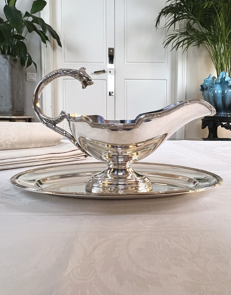 sauciere-a-plateau-metal-argente-monogrammes-lrv-roux-marquiand-tete-de-chimere-accessoire-de-table-brocante