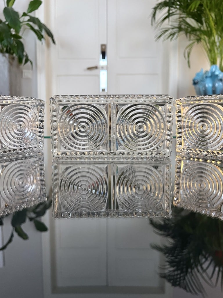 coupelles-verre-moule-presse-art-deco-accessoire-de-table-vintage-art-deco-vaisselle-moderne-20e-siecle-brocante