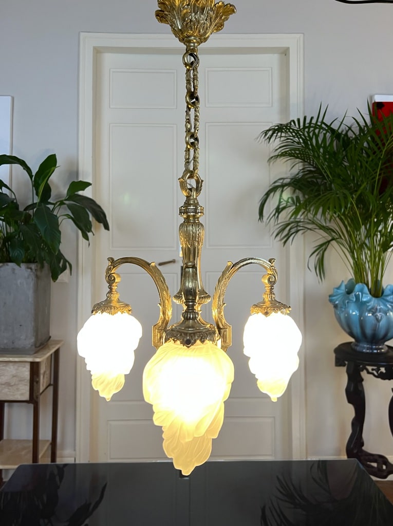 lustre-en-bronze-trois-feux-tulipes-verre-depoli-torche-flamme-luminaire-ancien-brocante-antiquites