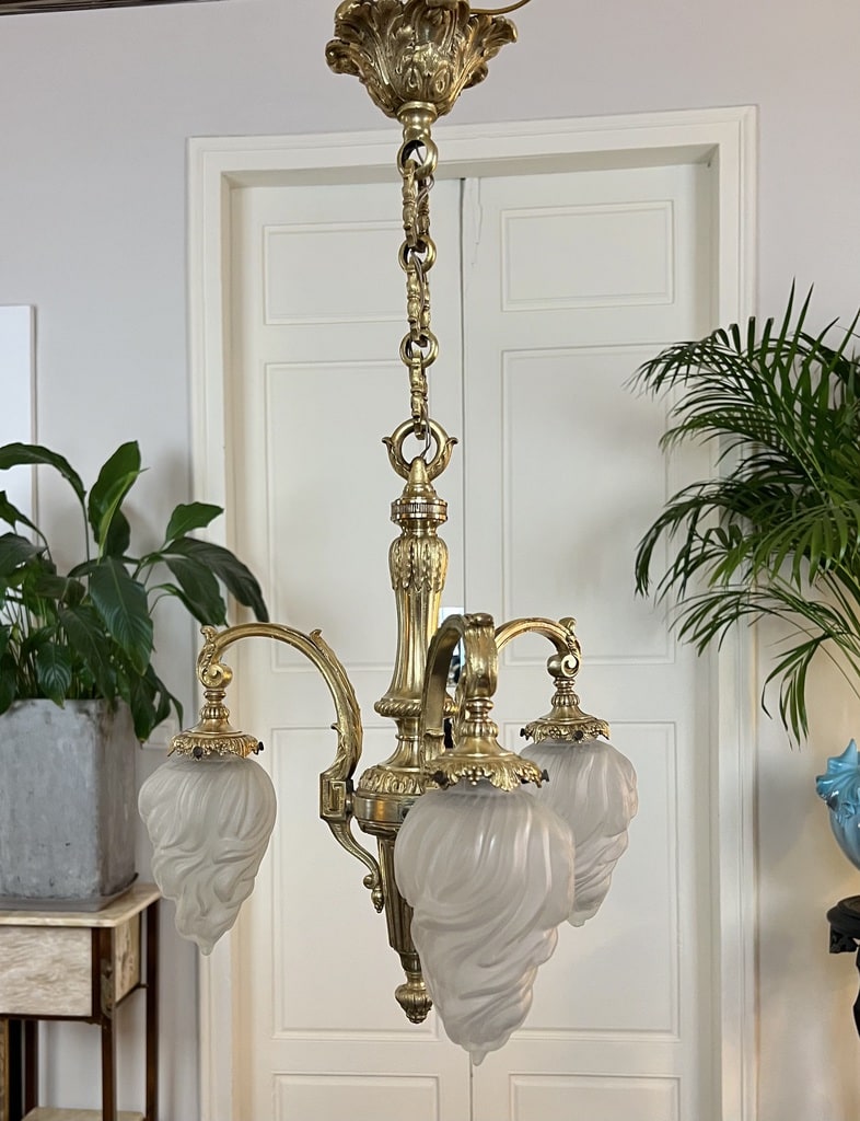 lustre-bronze-tulipes-verre-depoli-luminaire-style-louis-xvi-epoque-19e-siecle-brocante-antiquites
