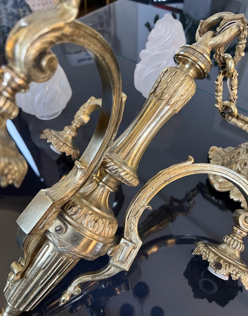 lustre-monture-en-bronze-19e-siecle-decor-style-louis-xvi-tulipes-flamme-torche-decoration-antiquites