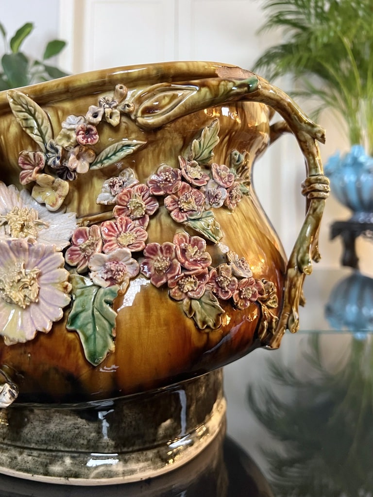 jardiniere-en-faience-vernissee-barbotine-decor-fleurs-jardin-d-interieur-decoration-19e-siecle-antiquaire-brocante