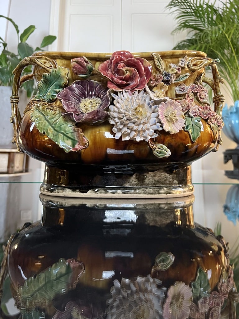 jardiniere-ancienne-faience-vernissee-19e-siecle-barbotine-decor-floral-decoration-jardin-interieur-antiquites-brocante