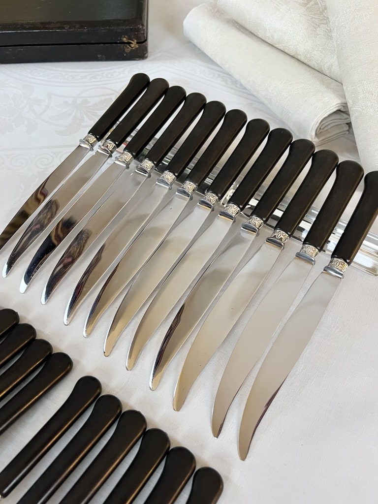 couteaux-de-table-anciens-manche-ebene-viroles-metal-argente-coffret-24-pieces-vaisselle-ancienne-art-de-la-table-brocante-antiquites