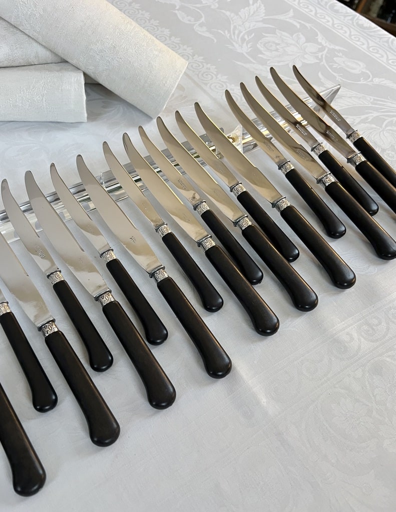 service-couteaux-24-piece-manche-ebene-viroles-metal-argente-art-de-la-table-couverts-anciens-antiquaire-brocante