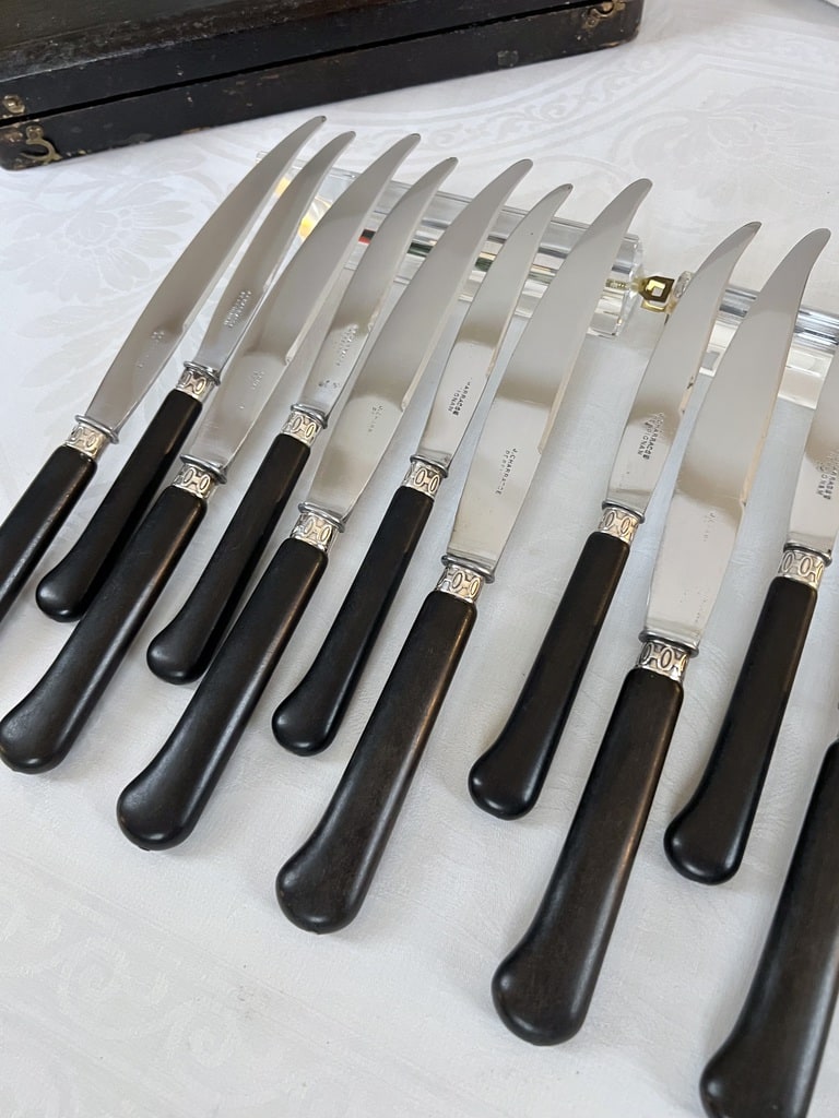 set-de-24-couteaux-anciens-manche-ebene-virole-metal-argente-couverts-20e-siecle-art-de-la-table-antiquaire-brocante