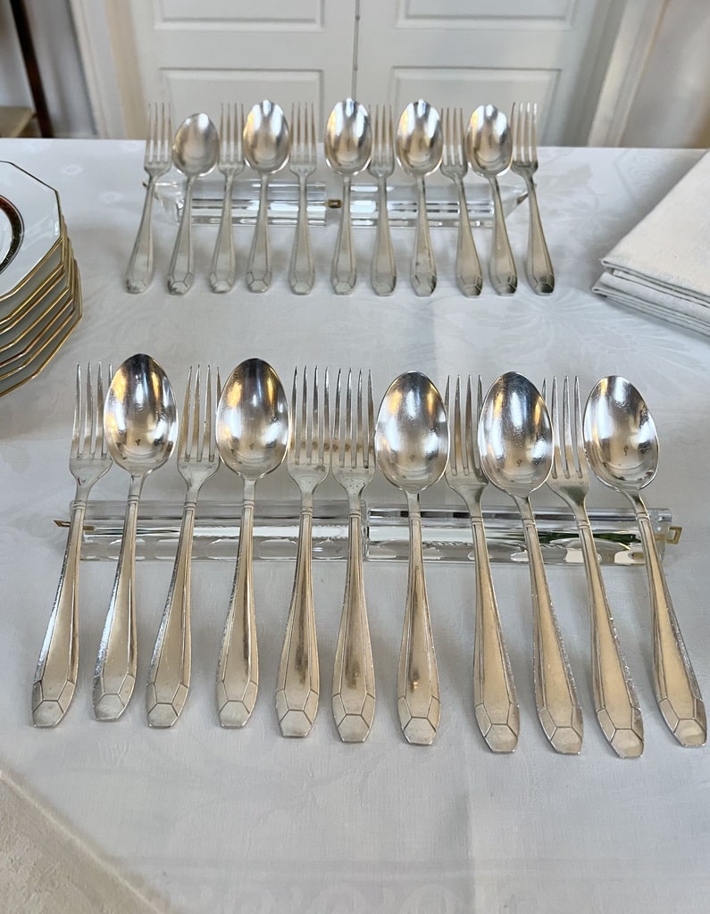 couverts-entremets-anciens-metal-argente-fourchettes-cuilleres-menagere-argenterie-brocante-antiquites