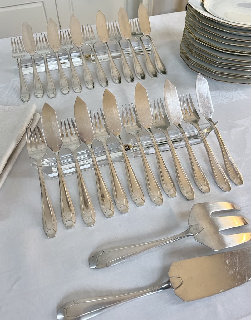 fourchettes-et-couteaux-a-poisson-couverts-de-servie-metal-argente-epoque-art-deco-art-de-la-table-vintage-brocante