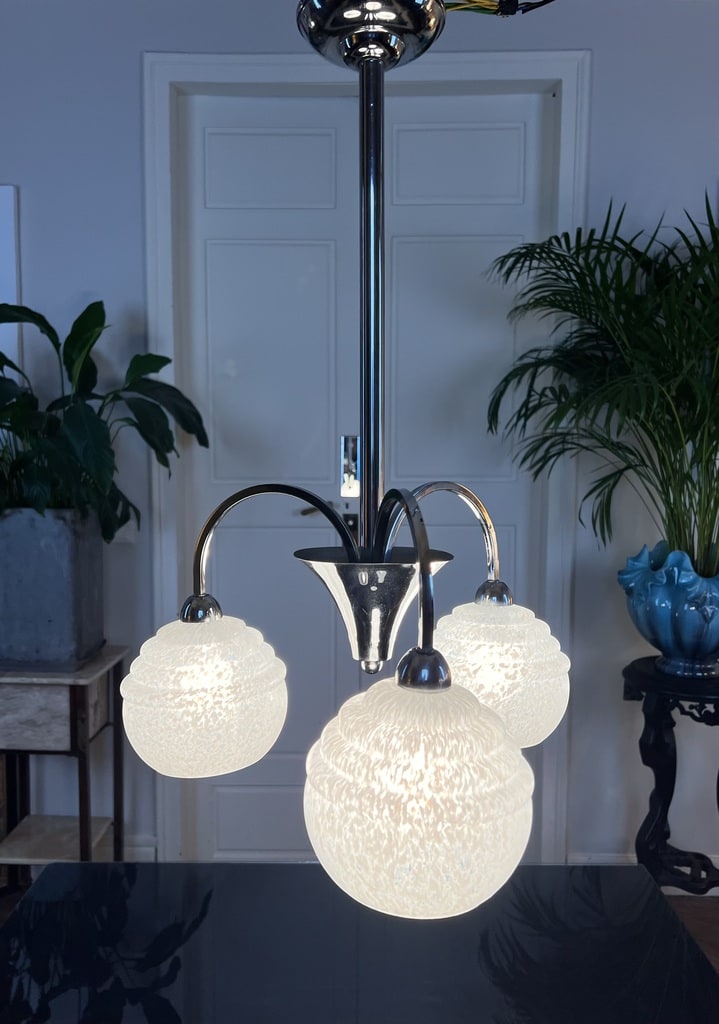 lustre-vintage-chrome-metal-globe-clichy-verre-blanc-luminaire-ancien-suspension-brocante-antiquites