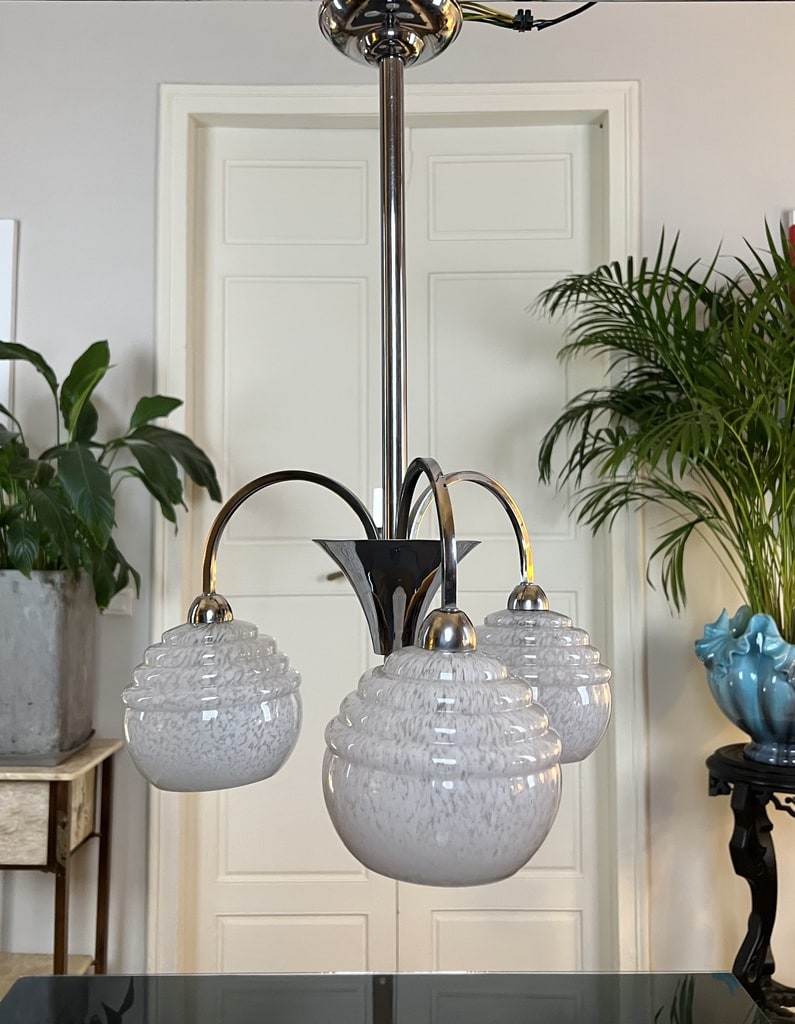 lustre-vintage-20e-siecle-monture-metal-chrome-globe-verre-clichy-blanc-suspension-lampe-ancienne-brocante-antiquites