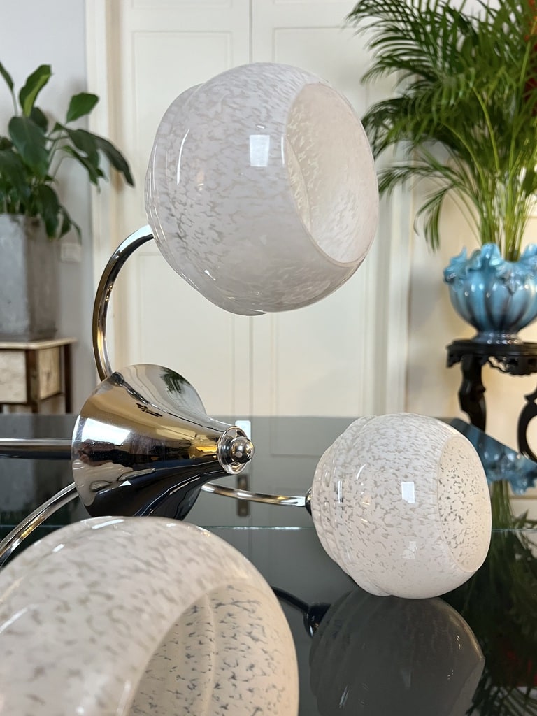 lustre-vintage-globe-verre-clichy-blanc-monture-metal-chrome-20e-siecle-deco-vintage-brocante