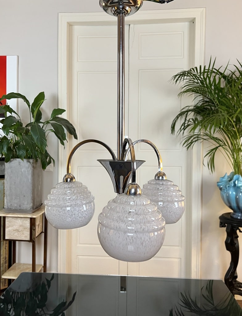 lustre-vintage-globes-clichy-verre-blanc-monture-metal-chrome-luminaire-ancien-lampe-brocante-antiquites