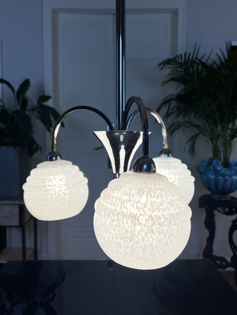 suspension-luminaire-vintage-lustre-globe-clichy-monture-metal-20e-siecle-brocante-antiquites
