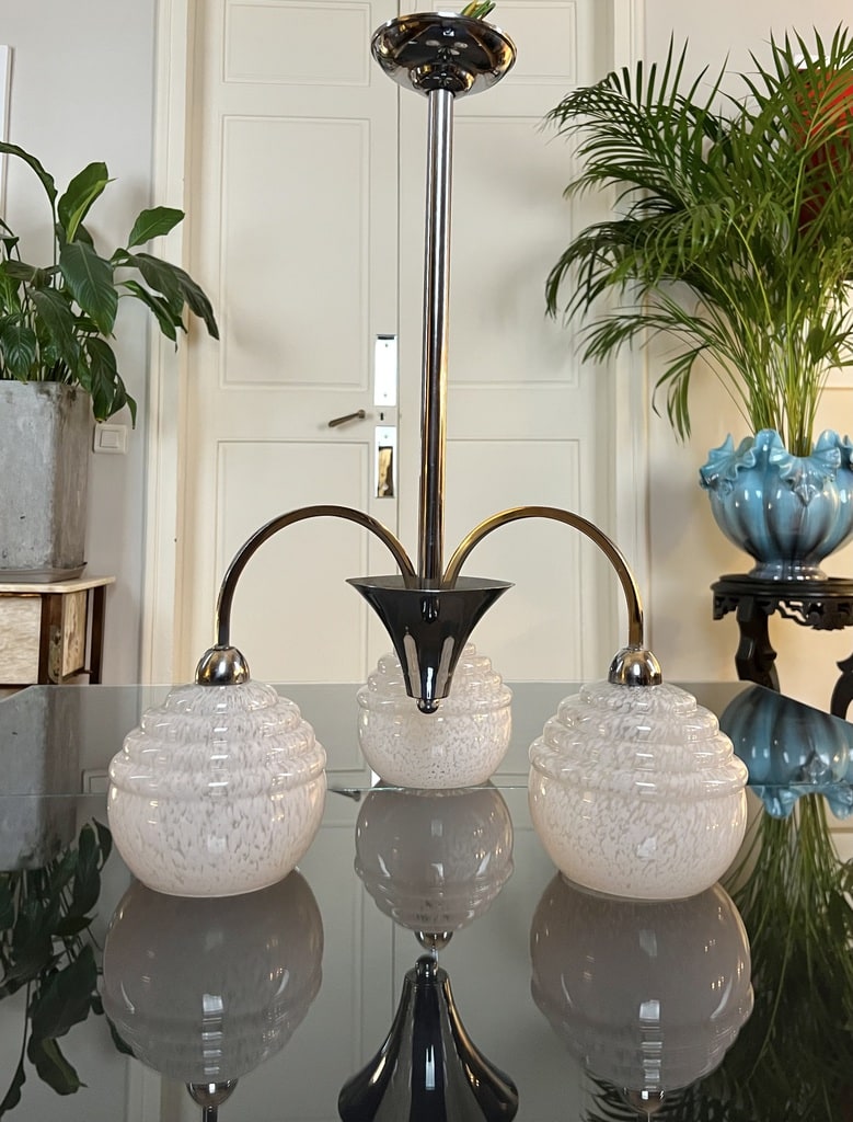 lustre-vintage-monture-metal-chrome-3-globes-reflecteur-verre-clichy-blanc-20e-siecle-luminaire-design-brocante-antiquites