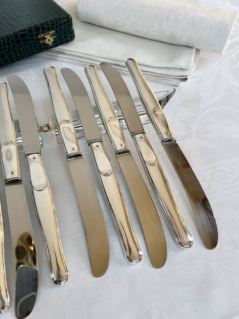 service-de-couteaux-anciens-manche-metal-argente-lame-inox-vaisselle-ancienne-couverts-de-table-brocante