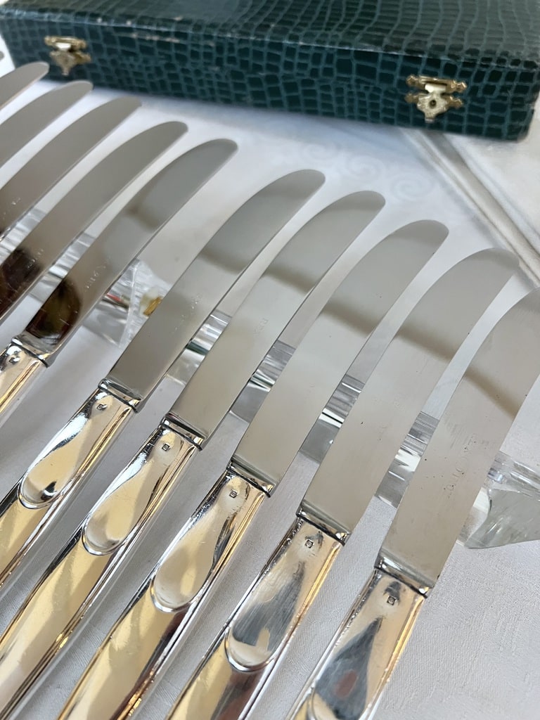 couteaux-anciens-manche-metal-argente-lames-inox-couverts-vintage-brocante-antiquites