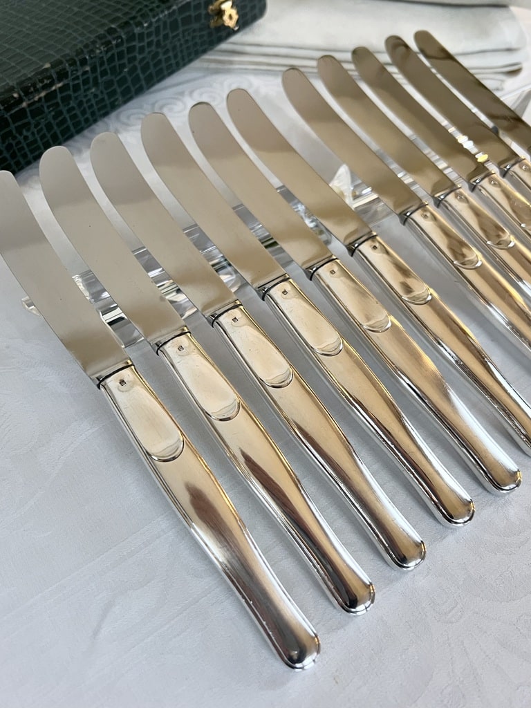 Lot de 8 couteaux de table vintage en métal argenté à manche creux - Assortiments dépareillés - Canada