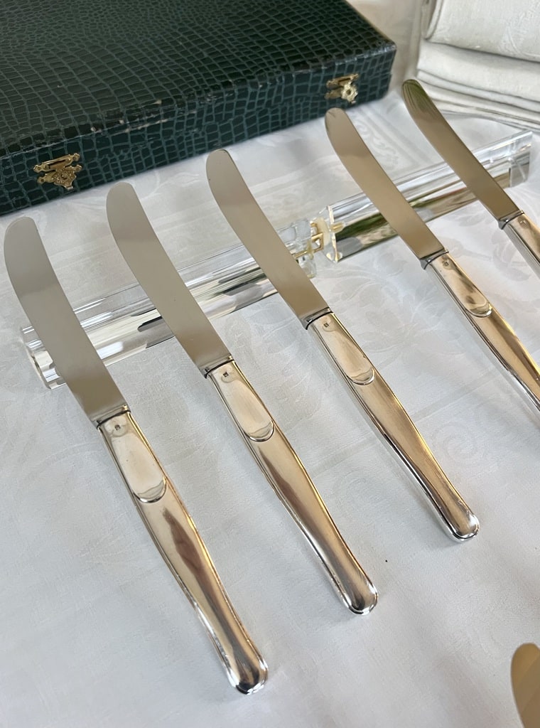 set-de-couteaux-anciens-metal-argente-vaisselle-vintage-couverts-antiquites-brocante