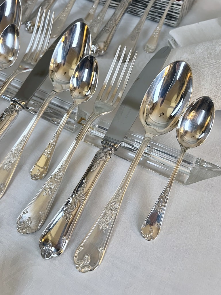 couverts-anciens-menagere-vintage-metal-argente-style-rocaille-brocante-art-de-la-table-vaisselle-antiquites