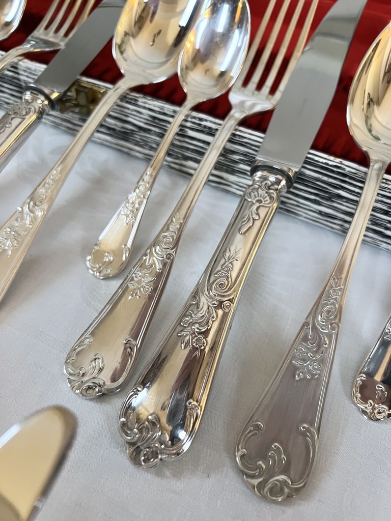 couverts-metal-argente-menagere-vintage-couteaux-cuilleres-fourchettes-art-de-la-table-20e-siecle-brocante-en-ligne