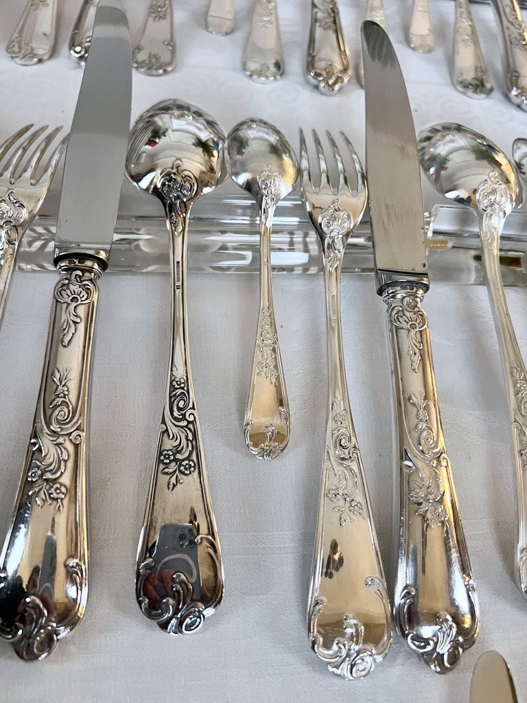 couverts-metal-argente-periode-vintage-vaisselle-brocante-antiquites-fourchettes-cuillere-couteaux