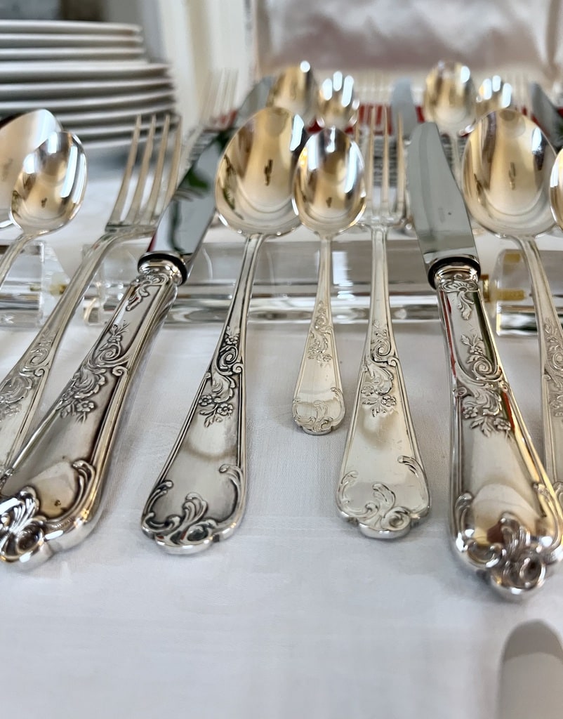 couverts-vintage-metal-argente-fourchettes-couteaux-cuilleres-coffrets-vaisselle-20e-siecle-brocante-antiquites