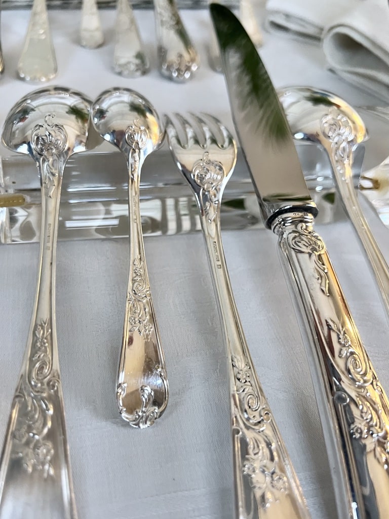 couverts-vintage-menagere-complete-metal-argente-coffrets-vaisselle-20e-siecle-brocante-antiquites