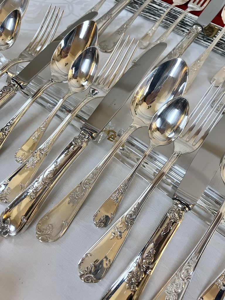 cuilleres-fourchettes-couteaux-menagere-metal-argente-couverts-anciens-brocante-vintage-vaisselle-20e-siecle