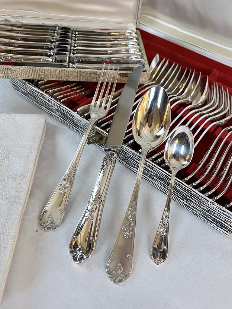 menagere-vintage-metal-argente-couteaux-fourchettes-cuilleres-coffret-vaisselle-ancienne-brocante
