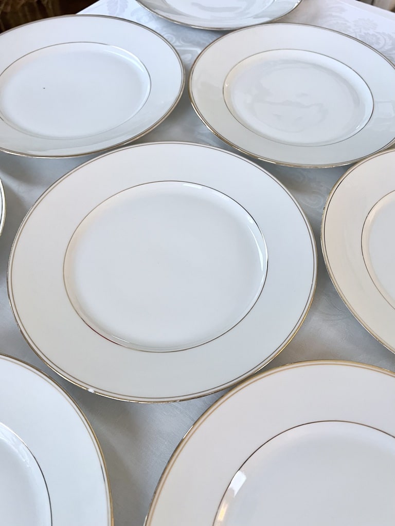 assiettes-plates-porcelaine-de-limoges-service-ancien-brocante-vintage-vaisselle-blanche