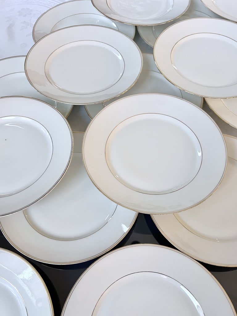 assiettes-plates-anciennes-porcelaine-de-limoges-service-blanc-filets-or-fin-brocante-antiquaire-en-ligne