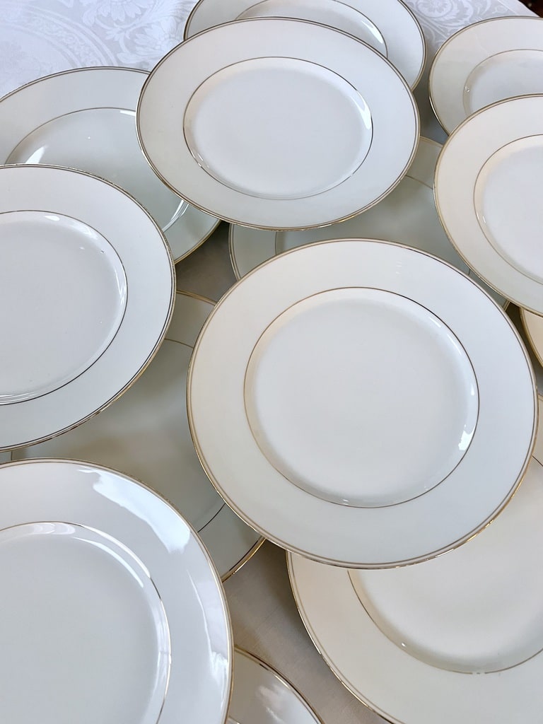 assiettes-plates-porcelaine-de-limoges-blanc-filets-or-vaisselle-vintage-blanche-brocante-antiquites-service-de-table