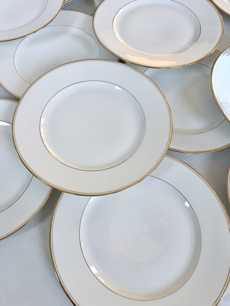 assiettes-a-dessert-anciennes-porcelaine-de-limoges-blanche-et-filets-or-vaisselle-classique-20e-siecle-brocante-antiquites
