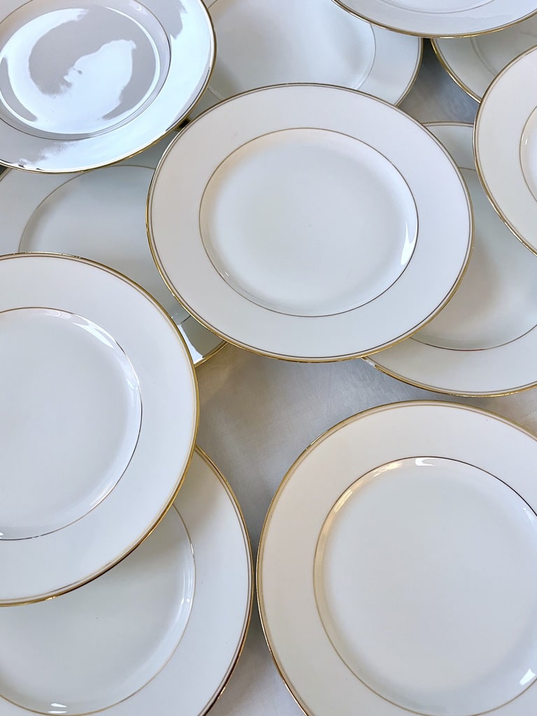 service-assiettes-a-dessert-porcelaine-de-limoges-vaisselle-blanche-classique-filets-or-fin-brocante-vintage-antiquites