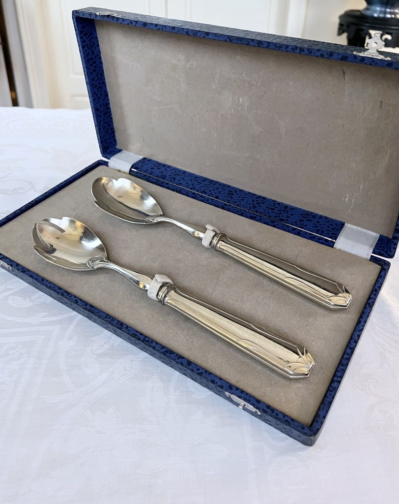 couverts-de-service-salade-coffret-art-de-la-table-metal-blanc-cuilleres-brocante-antiquites