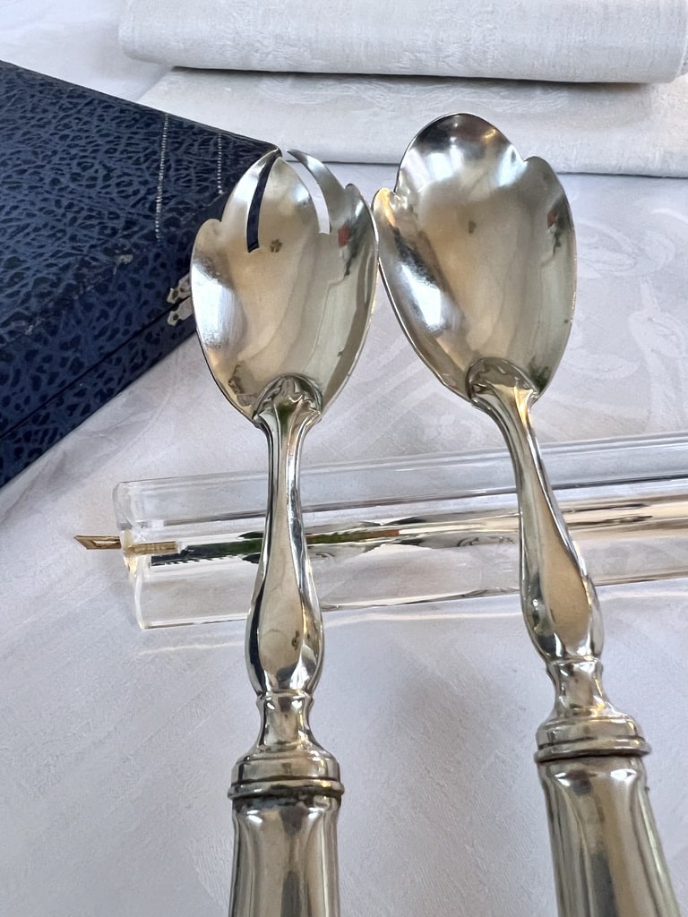 couverts-de-service-art-deco-metal-blanc-cuilleres-a-salade-art-de-la-table-antiquaire-brocante-vintage