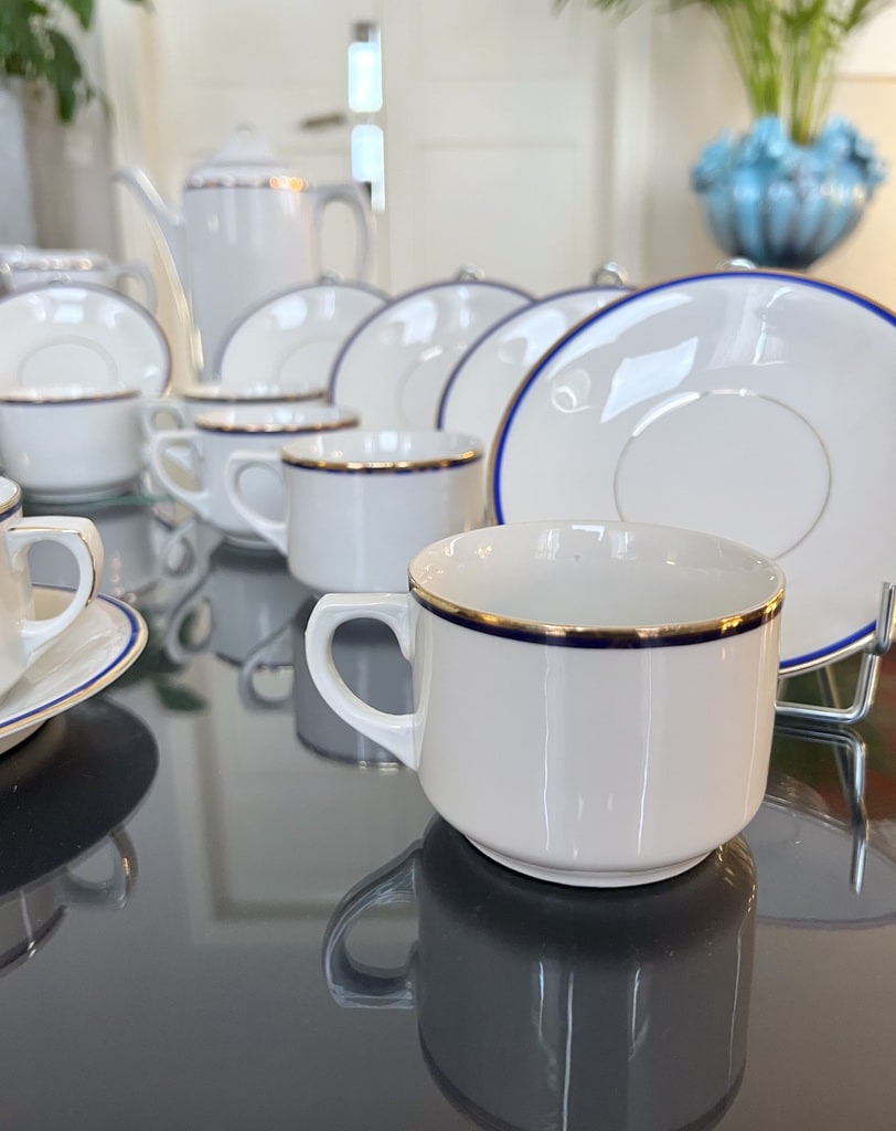 service-ancien-the-chocolat-cafe-porcelaine-blanche-decor-filet-or-et-bleu-brocante-art-de-la-table-vintage