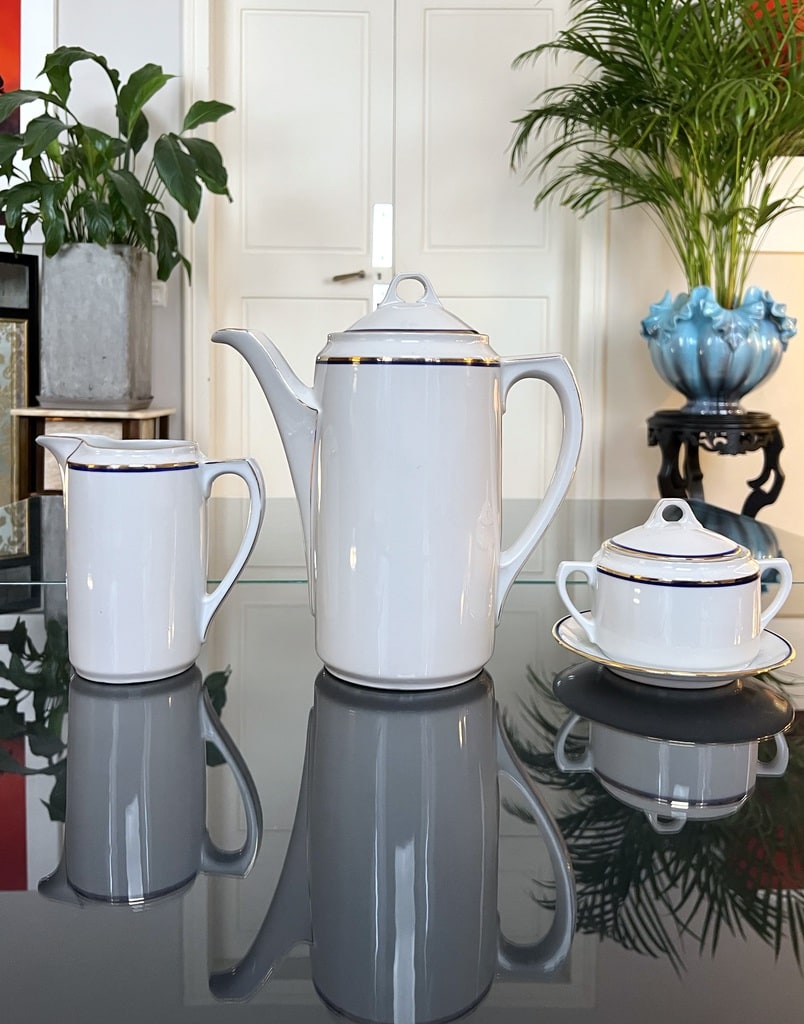 cafetiere-verseuse-sucrier-cremier-porcelaine-blanche-filet-or-bleu-service-cafe-chocolat-vaisselle-ancienne-brocante-vintage
